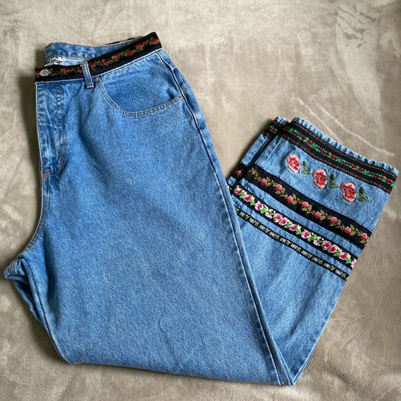 Amanda Sport Denim - Amanda Sport Vintage Embroidered Mom Jeans